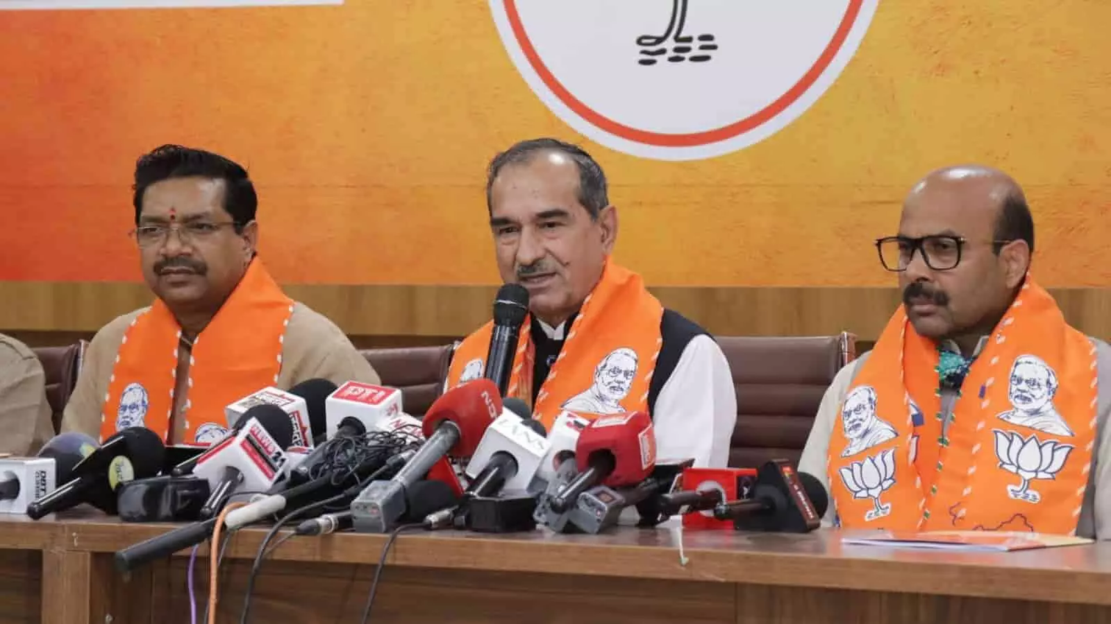 भाजपा प्रदेश कार्यालय में प्रेस कॉन्फ्रेंस को संबोधित करते प्रदेश अध्यक्ष मदन राठौड़ और अन्य नेता। भाजपा प्रदेश कार्यालय में प्रेस कॉन्फ्रेंस को संबोधित करते प्रदेश अध्यक्ष मदन राठौड़ और अन्य नेता।