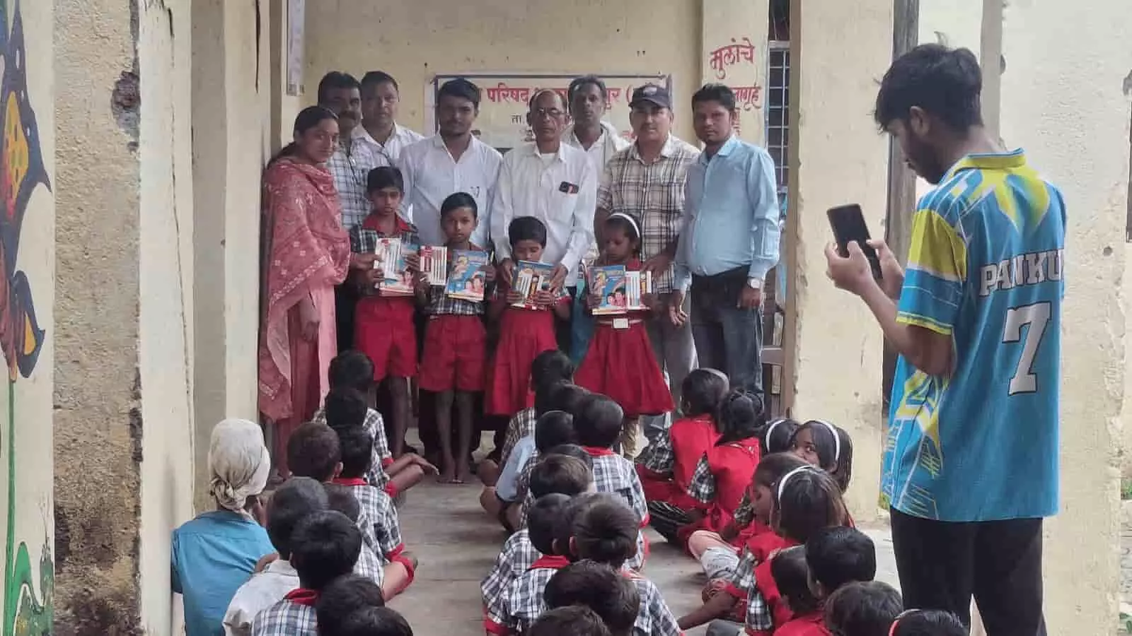 फत्तेपूर जिला परिषद विद्यालय में विद्यार्थियों को शैक्षणिक सामग्री वितरित करते हुए शिक्षक। फत्तेपूर जिला परिषद विद्यालय में विद्यार्थियों को शैक्षणिक सामग्री वितरित करते हुए शिक्षक।