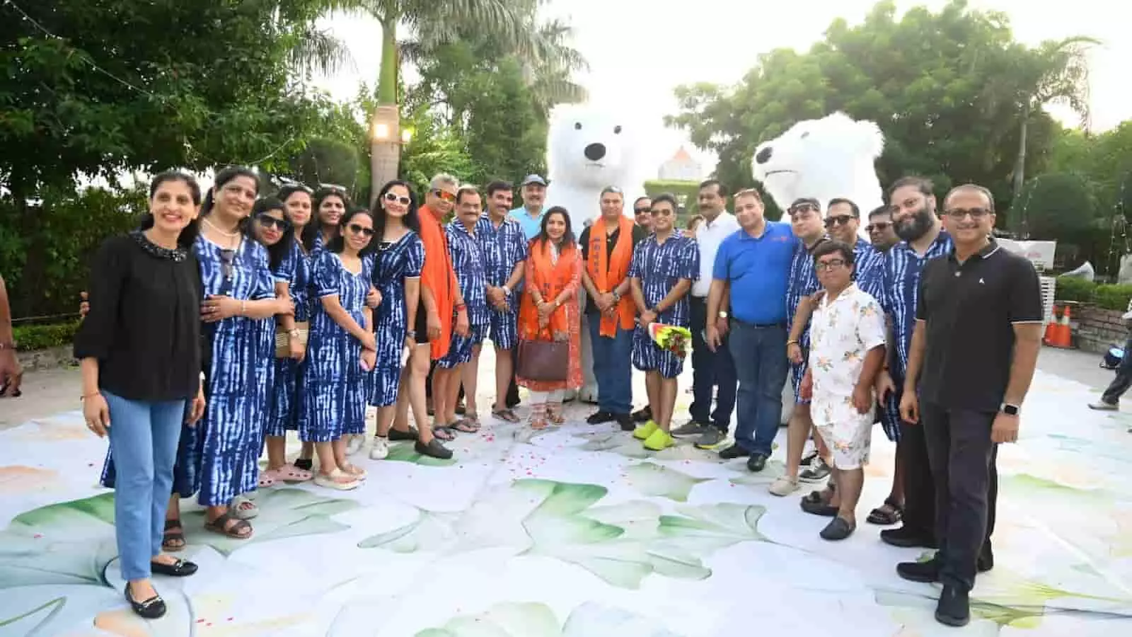 श्रीआमंत्रण रिसोर्ट में फैमिली पिकनिक के दौरान खड़े रोटरी क्लब कोटा के सदस्य। श्रीआमंत्रण रिसोर्ट में फैमिली पिकनिक के दौरान खड़े रोटरी क्लब कोटा के सदस्य।