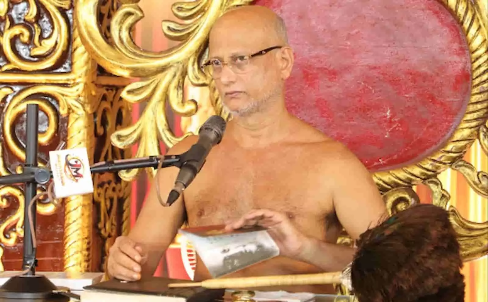 राष्ट्र संत पुलकसागर महाराज भीलवाड़ा के चित्रकूटधाम में मंच पर बैठकर प्रवचन देते हुए दिख रहे हैं। राष्ट्र संत पुलकसागर महाराज भीलवाड़ा के चित्रकूटधाम में मंच पर बैठकर प्रवचन देते हुए दिख रहे हैं।