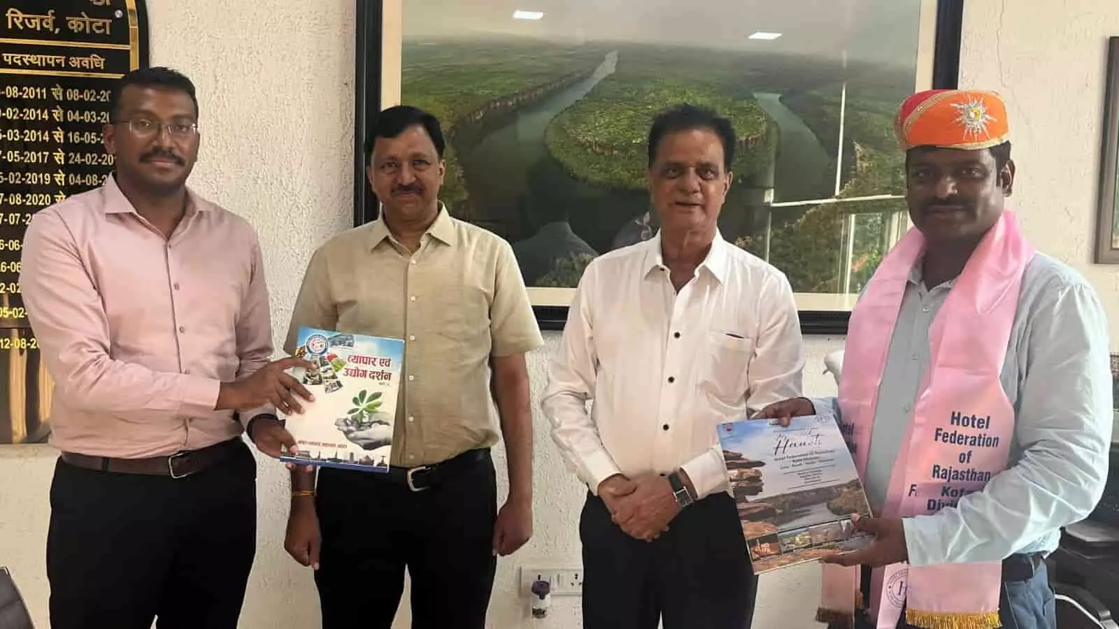 तस्वीर में होटल फेडरेशन के प्रतिनिधिमंडल के साथ कोटा के वन अधिकारी कार्यालय में नजर आ रहे हैं। तस्वीर में होटल फेडरेशन के प्रतिनिधिमंडल के साथ कोटा के वन अधिकारी कार्यालय में नजर आ रहे हैं।