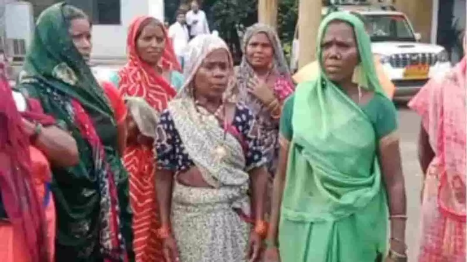 तस्वीर में कटनी के एसपी कार्यालय के बाहर अवैध शराब बिक्री के खिलाफ प्रदर्शन करती हुई महिलाएं दिख रही हैं। तस्वीर में कटनी के एसपी कार्यालय के बाहर अवैध शराब बिक्री के खिलाफ प्रदर्शन करती हुई महिलाएं दिख रही हैं।