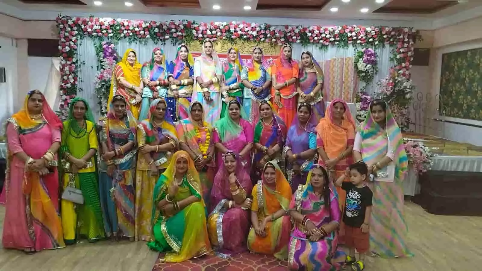 तस्वीर में थेकड़ा के रिसॉर्ट में पारंपरिक राजपूती वेशभूषा में नजर आ रही क्षत्राणी महिलाएं। तस्वीर में थेकड़ा के रिसॉर्ट में पारंपरिक राजपूती वेशभूषा में नजर आ रही क्षत्राणी महिलाएं।