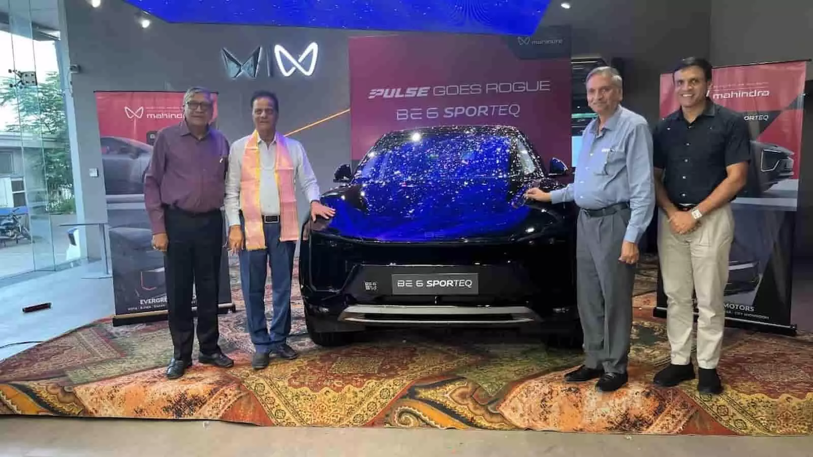 कोटा शोरूम में महिंद्रा BE 6 SPORTEQ इलेक्ट्रिक SUV के पास खड़े लोग। कोटा शोरूम में महिंद्रा BE 6 SPORTEQ इलेक्ट्रिक SUV के पास खड़े लोग।