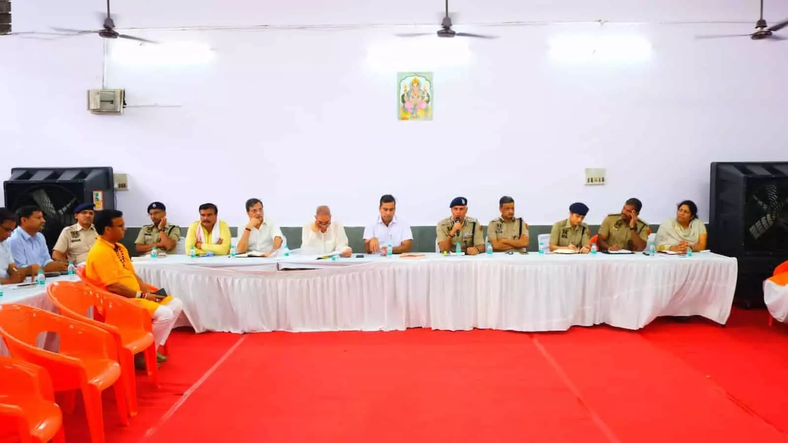 जयपुर में गणेश चतुर्थी की तैयारियों को लेकर मोती डूंगरी मंदिर में बैठक करते अधिकारी। जयपुर में गणेश चतुर्थी की तैयारियों को लेकर मोती डूंगरी मंदिर में बैठक करते अधिकारी।
