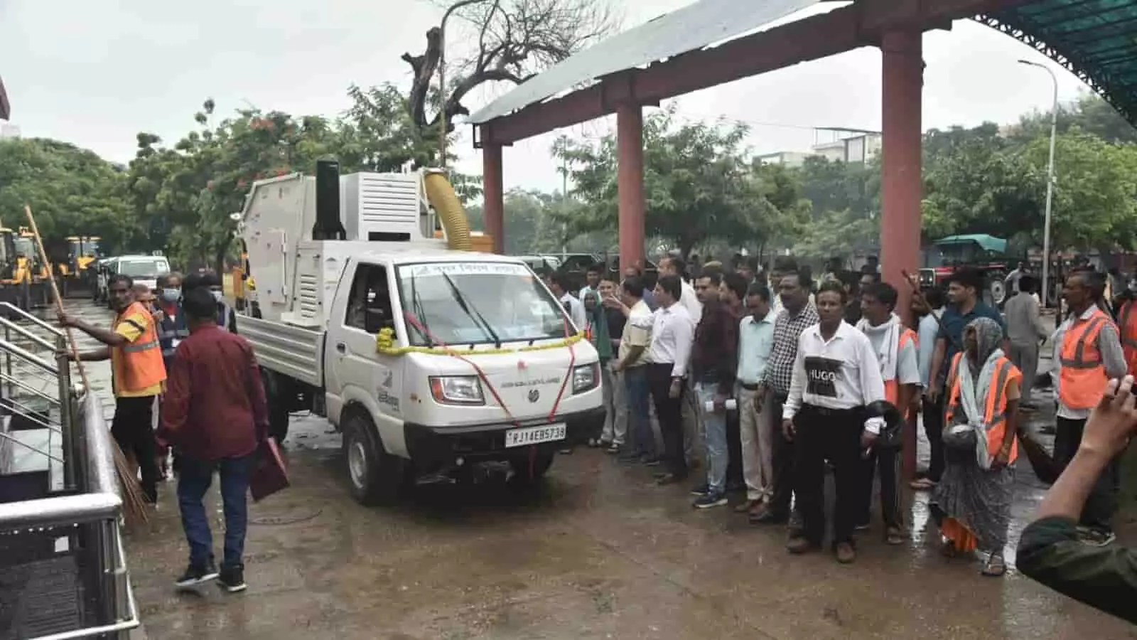 सांगानेर स्टेडियम में सफाई मशीनरी और वाहन के पास खड़े लोग और अधिकारी। सांगानेर स्टेडियम में सफाई मशीनरी और वाहन के पास खड़े लोग और अधिकारी।