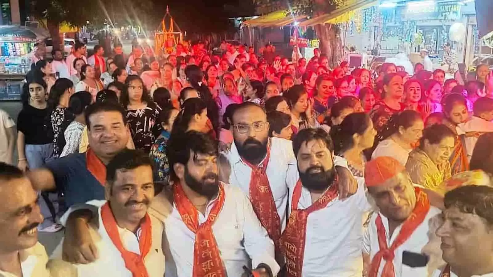 चालिया पर्व की शोभायात्रा में शामिल श्रद्धालु और समाजजन प्रताप नगर की सड़क पर नजर आ रहे हैं। चालिया पर्व की शोभायात्रा में शामिल श्रद्धालु और समाजजन प्रताप नगर की सड़क पर नजर आ रहे हैं।