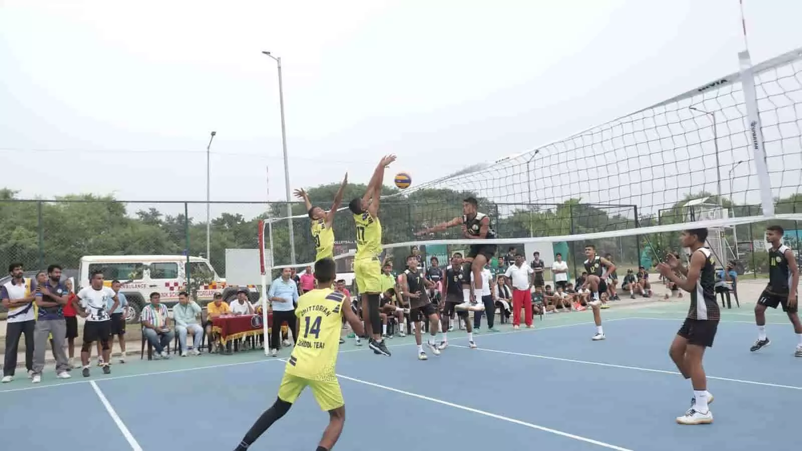 सैनिक स्कूल के छात्र मैदान पर वॉलीबॉल खेलते हुए नजर आ रहे हैं। सैनिक स्कूल के छात्र मैदान पर वॉलीबॉल खेलते हुए नजर आ रहे हैं।
