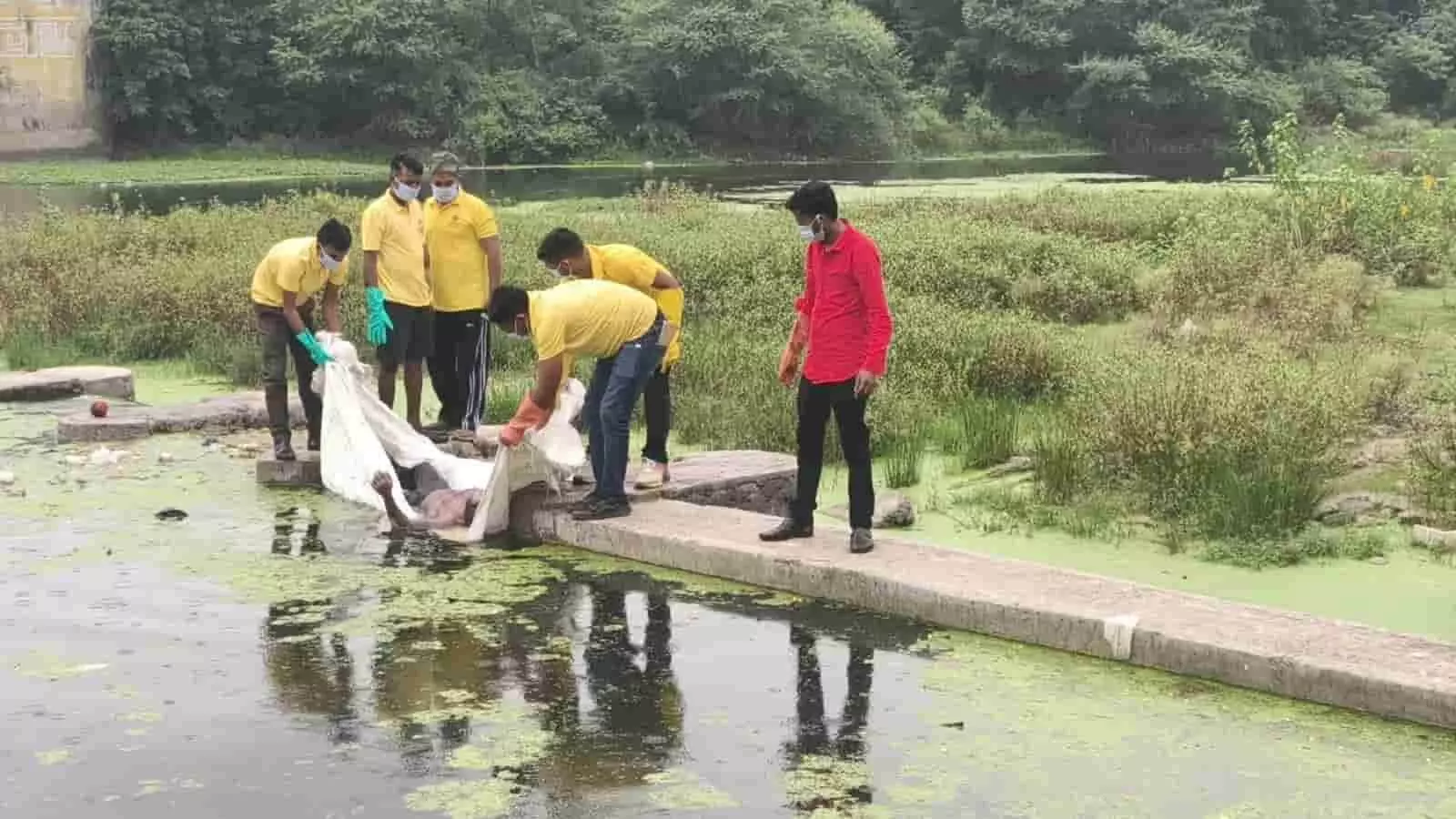 तस्वीर में गोताखोर टीम गंभीरी नदी से अज्ञात युवक के शव को बाहर निकाल रही है। तस्वीर में गोताखोर टीम गंभीरी नदी से अज्ञात युवक के शव को बाहर निकाल रही है।