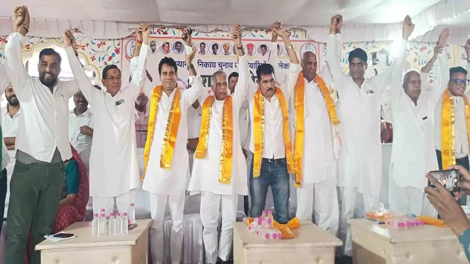 श्रीनाथ वाटिका में कांग्रेस कार्यकर्ता सम्मेलन के दौरान मंच पर हाथ उठाकर एकता दिखाते कांग्रेस नेता और कार्यकर्ता। श्रीनाथ वाटिका में कांग्रेस कार्यकर्ता सम्मेलन के दौरान मंच पर हाथ उठाकर एकता दिखाते कांग्रेस नेता और कार्यकर्ता।
