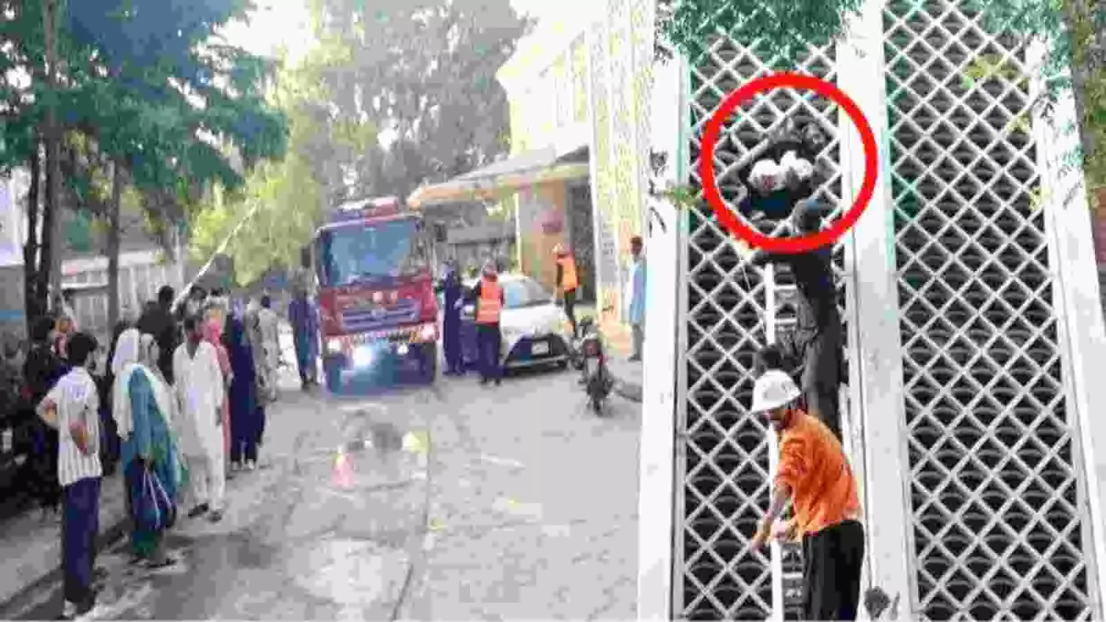 अस्पताल के बाहर खड़े लोग और बचाव दल इस्लामाबाद में आग लगने की घटना के संदर्भ में। अस्पताल के बाहर खड़े लोग और बचाव दल इस्लामाबाद में आग लगने की घटना के संदर्भ में।