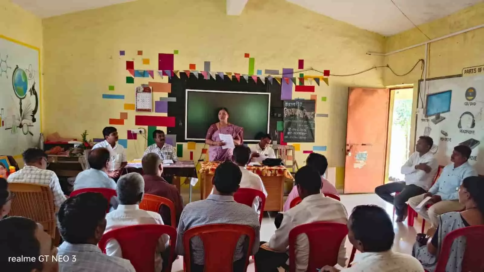 तस्वीर में बोराडी केंद्र की शिक्षा परिषद की बैठक में संबोधित करती वक्ता और उपस्थित शिक्षक दिख रहे हैं। तस्वीर में बोराडी केंद्र की शिक्षा परिषद की बैठक में संबोधित करती वक्ता और उपस्थित शिक्षक दिख रहे हैं।