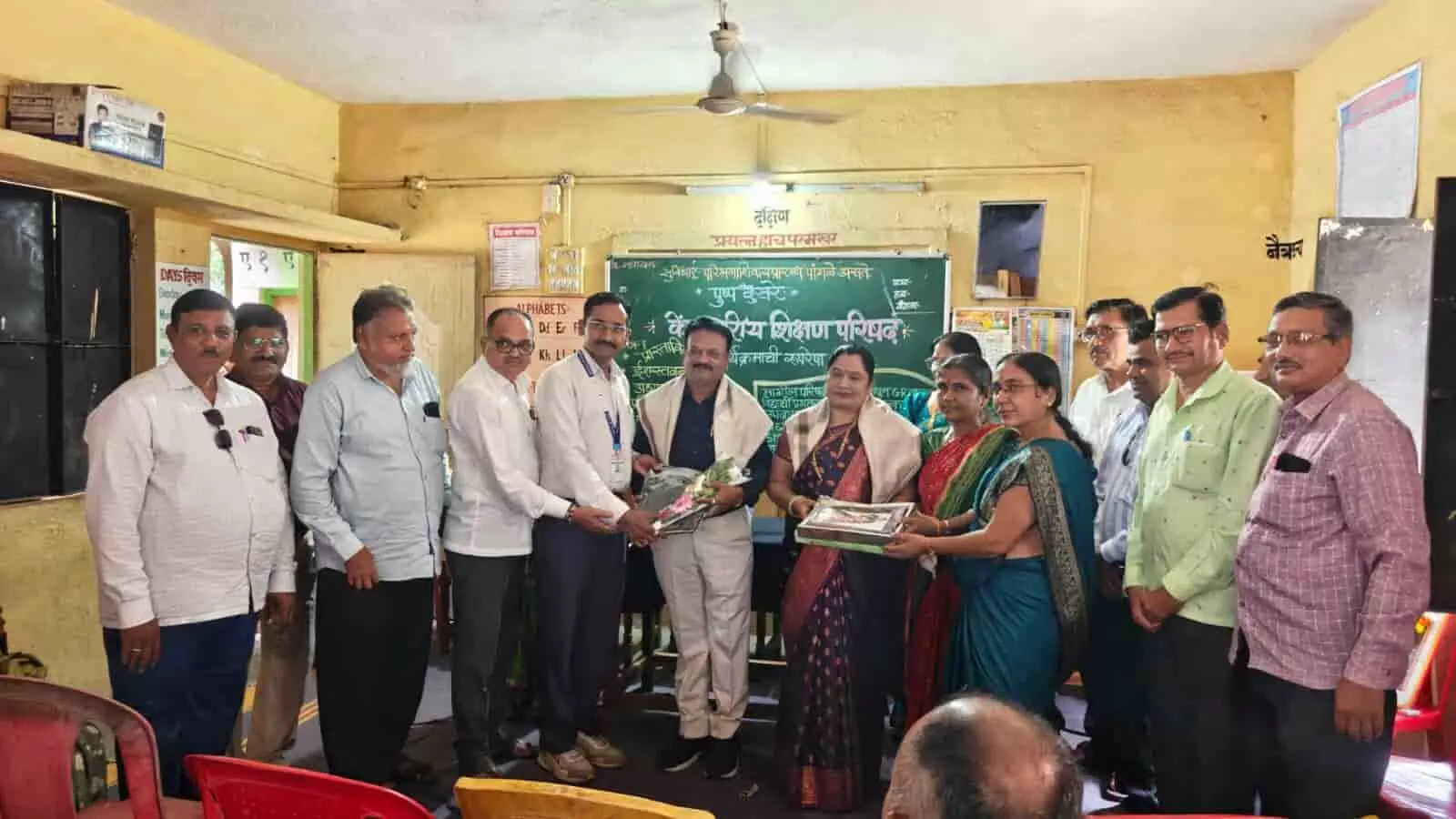 तस्वीर में अर्थे खुर्द केंद्रशाला में शिक्षण परिषद के दौरान अतिथियों का सम्मान करते शिक्षक दिख रहे हैं। तस्वीर में अर्थे खुर्द केंद्रशाला में शिक्षण परिषद के दौरान अतिथियों का सम्मान करते शिक्षक दिख रहे हैं।
