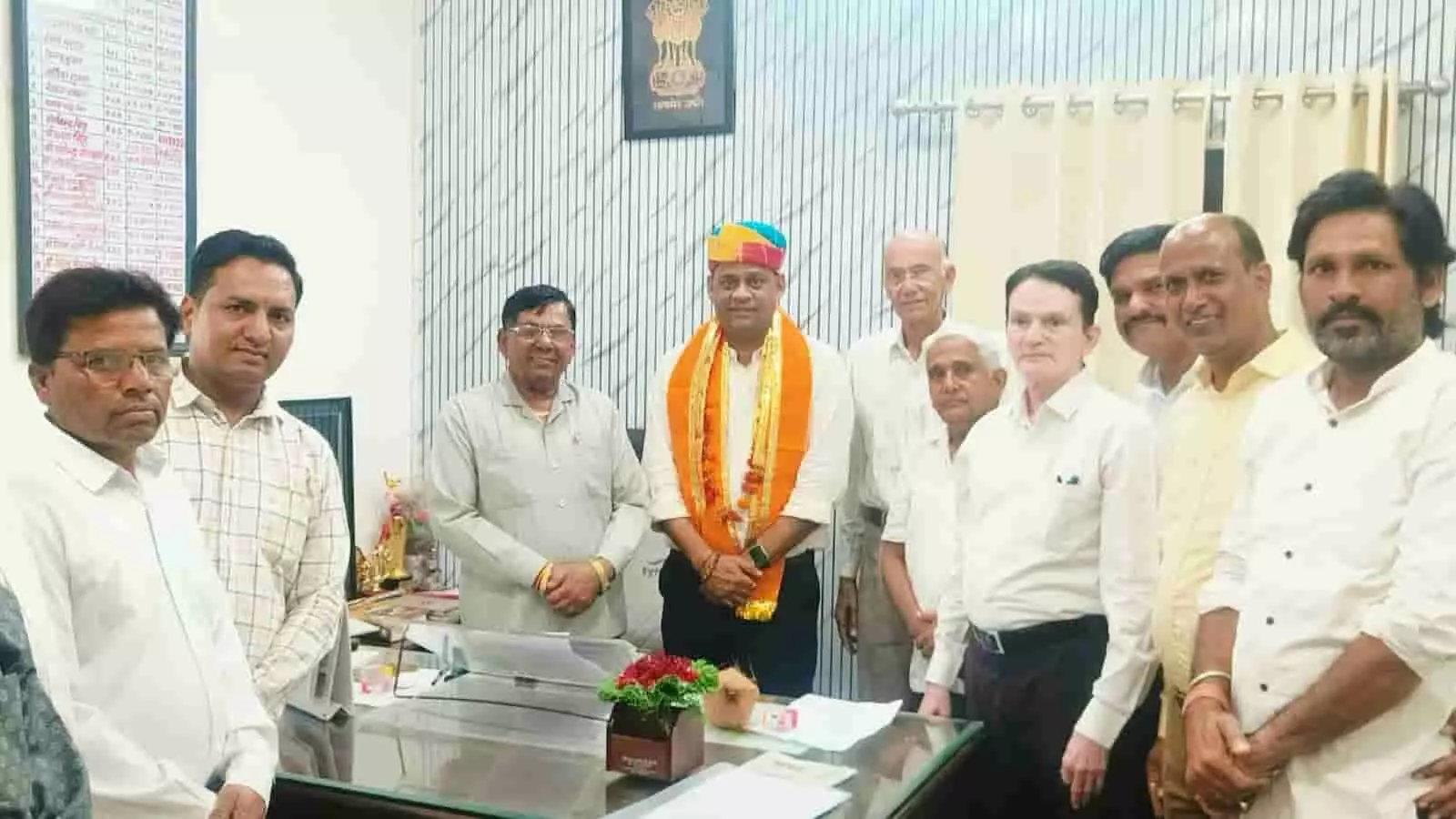 ऋषभदेव उपखण्ड अधिकारी कार्यालय में नागरिकों का शिष्टमंडल विकास कार्यों के लिए ज्ञापन सौंपते हुए। ऋषभदेव उपखण्ड अधिकारी कार्यालय में नागरिकों का शिष्टमंडल विकास कार्यों के लिए ज्ञापन सौंपते हुए।
