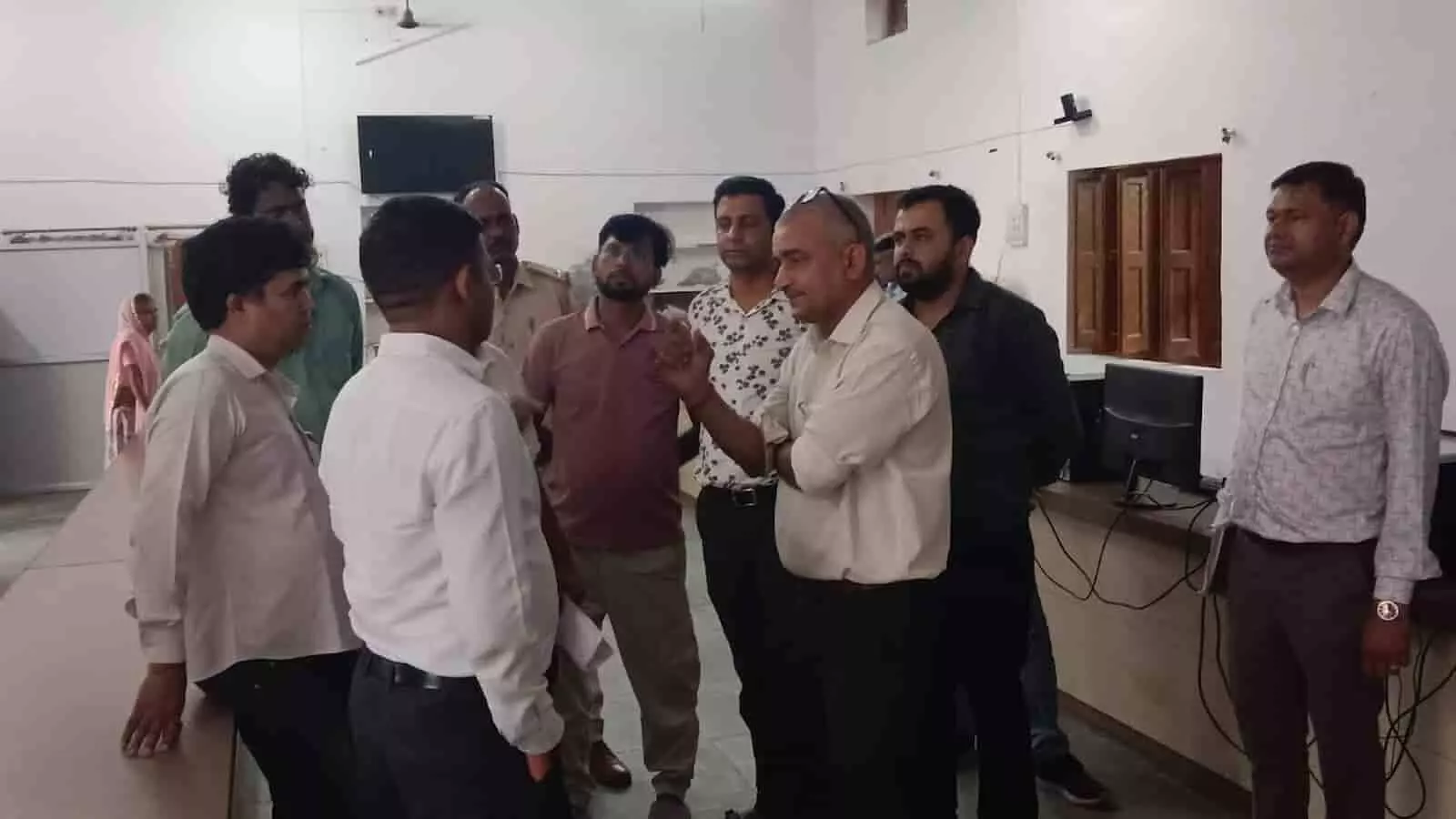 तस्वीर में प्रशासनिक अधिकारी आकोला के एक मतदान केंद्र पर व्यवस्थाओं का निरीक्षण कर रहे हैं। तस्वीर में प्रशासनिक अधिकारी आकोला के एक मतदान केंद्र पर व्यवस्थाओं का निरीक्षण कर रहे हैं।