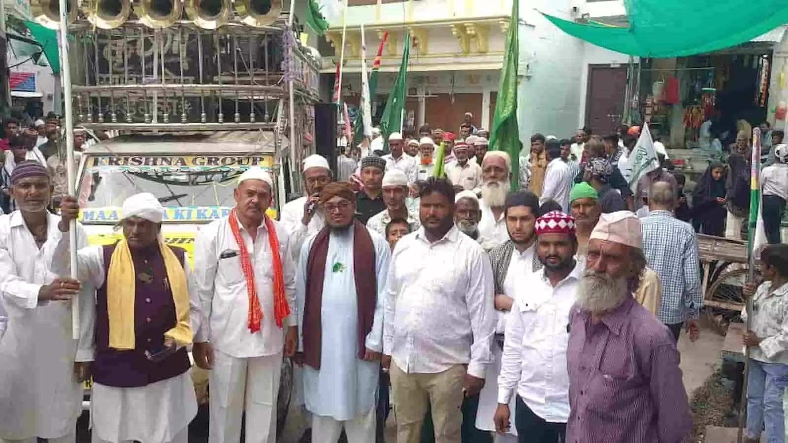 डूंगला कस्बे में जुलूस के दौरान नजर आ रहे मुस्लिम समुदाय के लोग। डूंगला कस्बे में जुलूस के दौरान नजर आ रहे मुस्लिम समुदाय के लोग।
