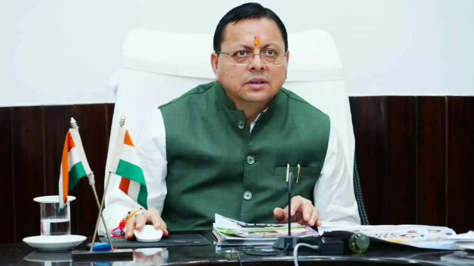 तस्वीर में मुख्यमंत्री पुष्कर सिंह धामī कार्यालय में बैठकर कार्य कर रहे हैं। तस्वीर में मुख्यमंत्री पुष्कर सिंह धामī कार्यालय में बैठकर कार्य कर रहे हैं।