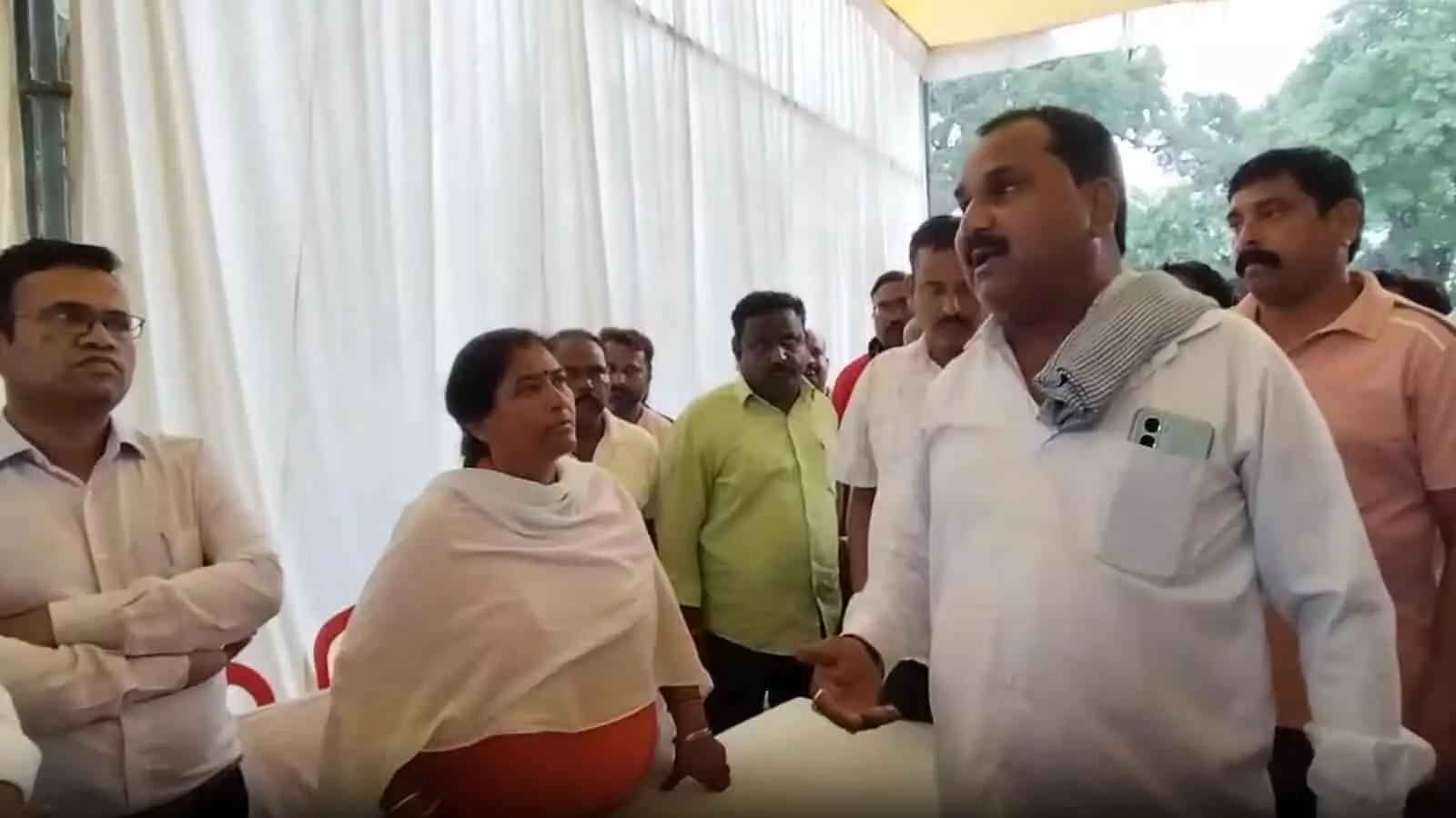 तस्वीर में शिवपुरी नगर पालिका परिसर में टेंट के नीचे बातचीत करते हुए कर्मचारी और लोग। तस्वीर में शिवपुरी नगर पालिका परिसर में टेंट के नीचे बातचीत करते हुए कर्मचारी और लोग।