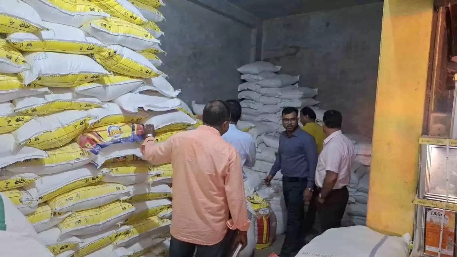 तस्वीर में अमेठी के गोदाम में चीनी के स्टॉक की जांच करते अधिकारी दिख रहे हैं। तस्वीर में अमेठी के गोदाम में चीनी के स्टॉक की जांच करते अधिकारी दिख रहे हैं।
