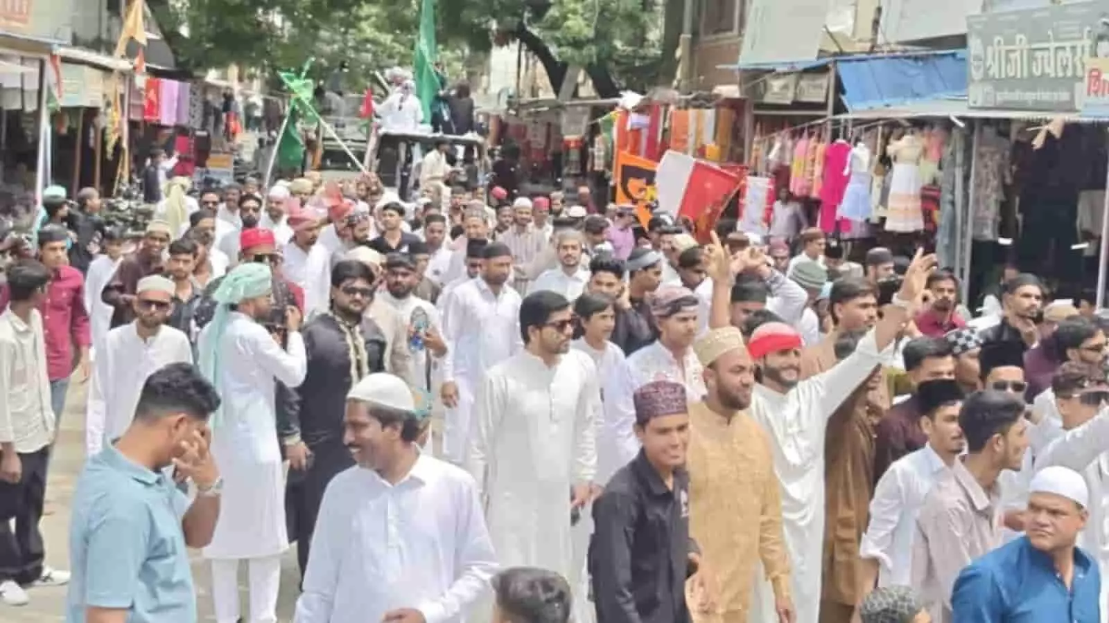 तस्वीर में आमेट के बाजार में जुलूस-ए-मोहम्मदी निकालते हुए मुस्लिम समाज के लोग दिख रहे हैं। तस्वीर में आमेट के बाजार में जुलूस-ए-मोहम्मदी निकालते हुए मुस्लिम समाज के लोग दिख रहे हैं।