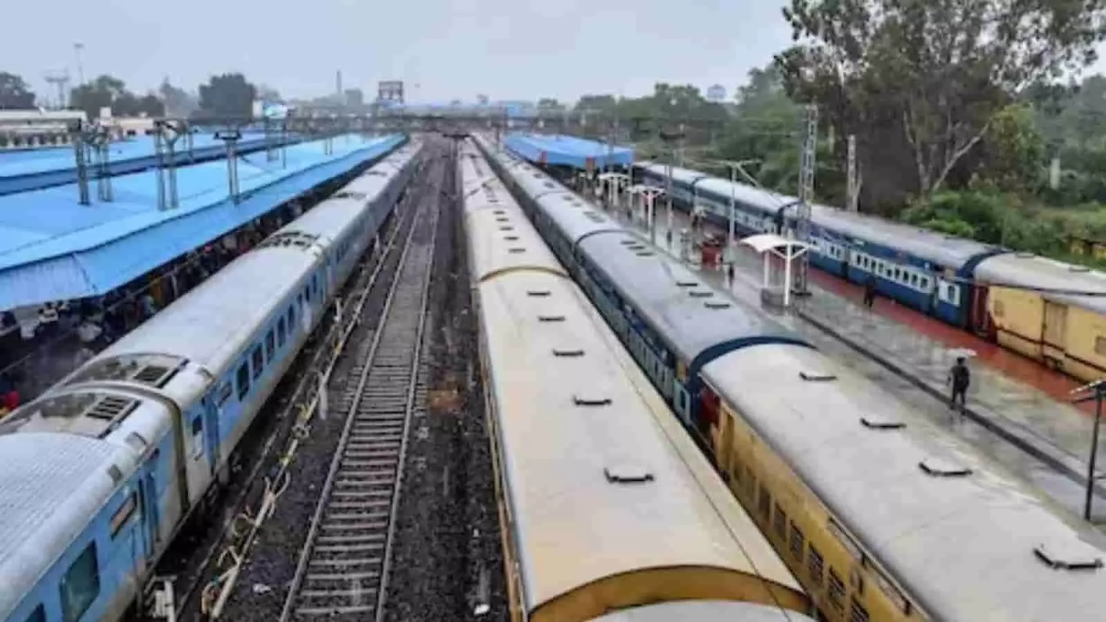 तस्वीर में दिलदार नगर रेलवे स्टेशन के ट्रैक पर खड़ी ट्रेनें दिख रही हैं। तस्वीर में दिलदार नगर रेलवे स्टेशन के ट्रैक पर खड़ी ट्रेनें दिख रही हैं।