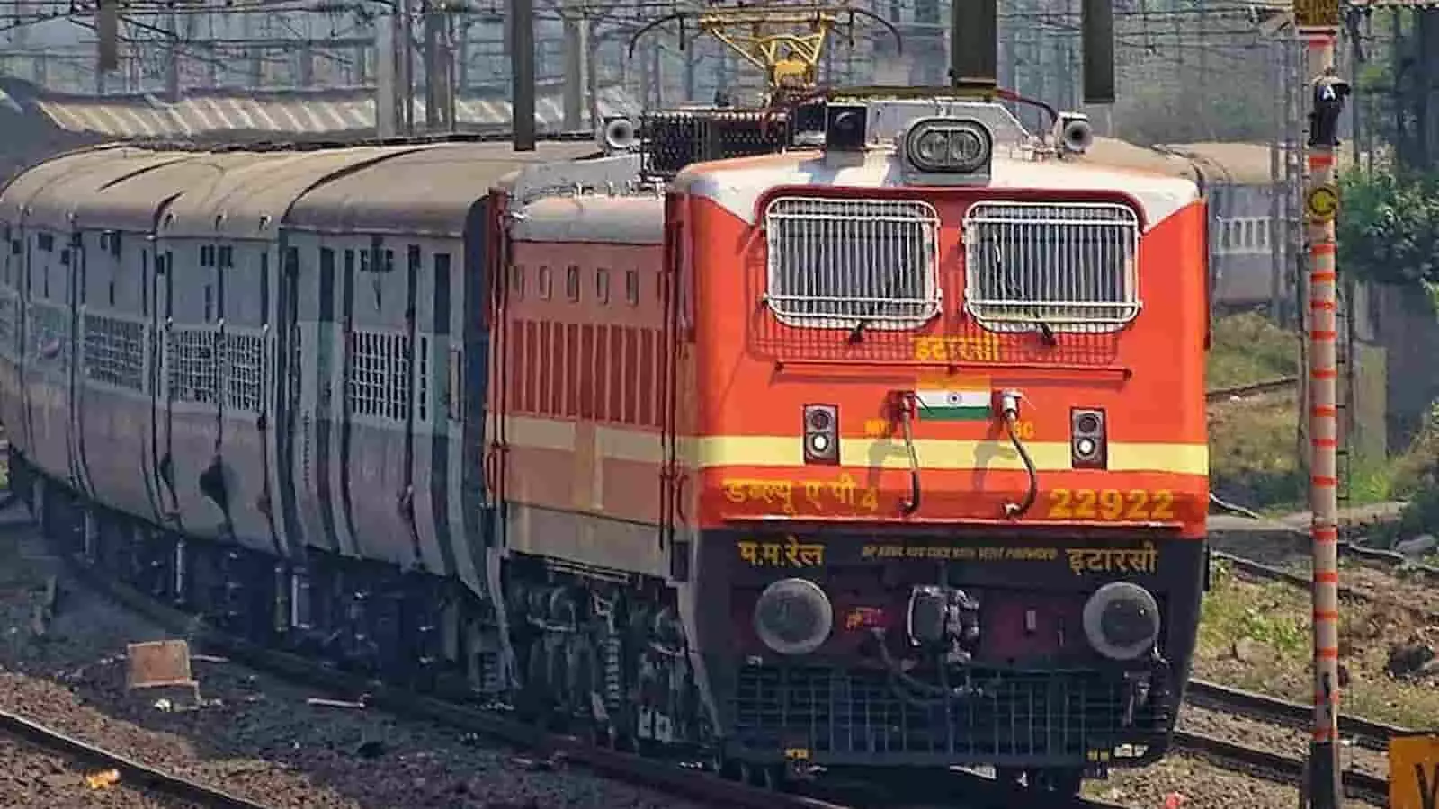 रेलवे ट्रैक पर खड़ी भारतीय ट्रेन नजर आ रही है। रेलवे ट्रैक पर खड़ी भारतीय ट्रेन नजर आ रही है।