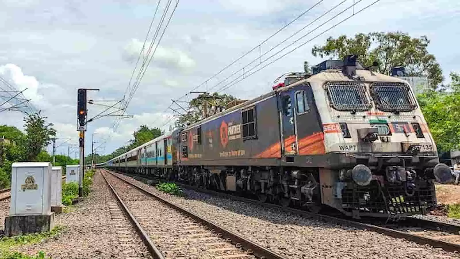 तस्वीर में रेलवे ट्रैक पर खड़ी एक ट्रेन दिख रही है। तस्वीर में रेलवे ट्रैक पर खड़ी एक ट्रेन दिख रही है।