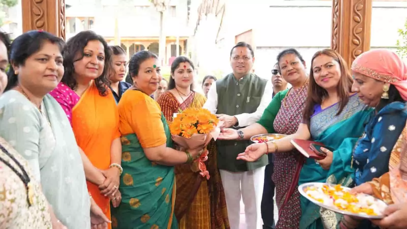 तस्वीर में महिलाएं देहरादून में मुख्यमंत्री पुष्कर सिंह धामी का स्वागत फूलों के गुलदस्ते के साथ करती दिख रही हैं। तस्वीर में महिलाएं देहरादून में मुख्यमंत्री पुष्कर सिंह धामी का स्वागत फूलों के गुलदस्ते के साथ करती दिख रही हैं।