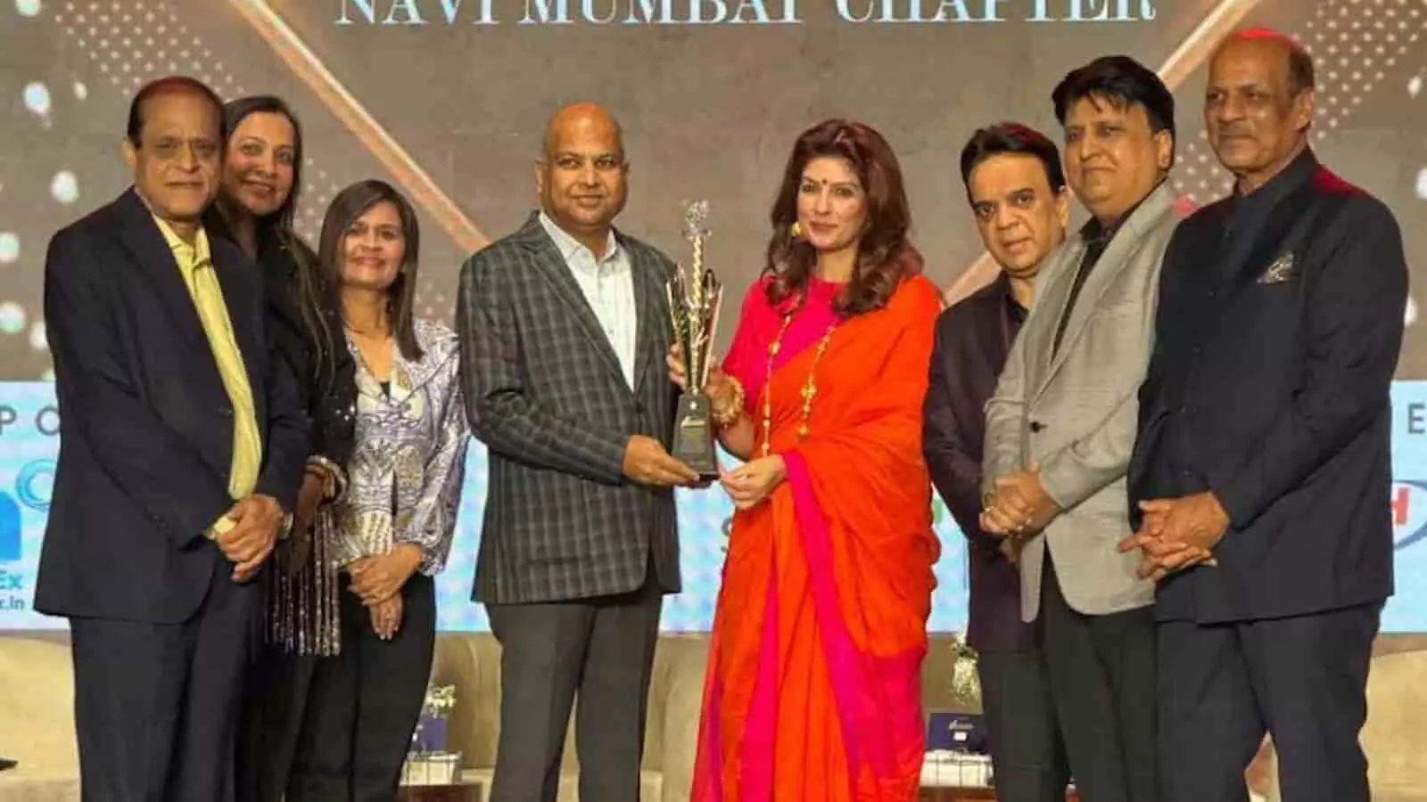 तस्वीर में अभिनेत्री ट्विंकल खन्ना जीतो नवी मुंबई चैप्टर के चेयरमैन को अवॉर्ड प्रदान कर रही हैं। तस्वीर में अभिनेत्री ट्विंकल खन्ना जीतो नवी मुंबई चैप्टर के चेयरमैन को अवॉर्ड प्रदान कर रही हैं।