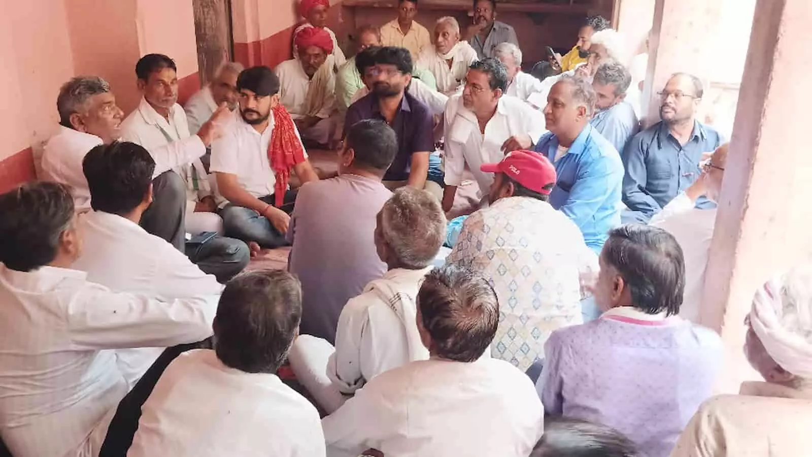 तस्वीर में कांकरवा में बैठक के दौरान सेन समाज के लोग चर्चा करते हुए नजर आ रहे हैं। तस्वीर में कांकरवा में बैठक के दौरान सेन समाज के लोग चर्चा करते हुए नजर आ रहे हैं।