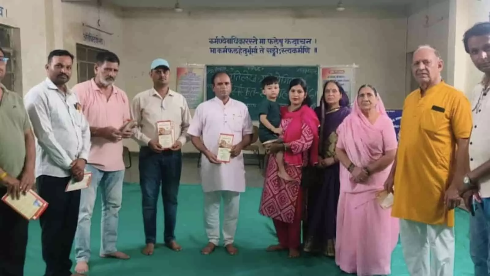 बारां के महाविद्यालय में गीता स्वाध्याय गोष्ठी के दौरान खड़े पदाधिकारी और नागरिक। बारां के महाविद्यालय में गीता स्वाध्याय गोष्ठी के दौरान खड़े पदाधिकारी और नागरिक।