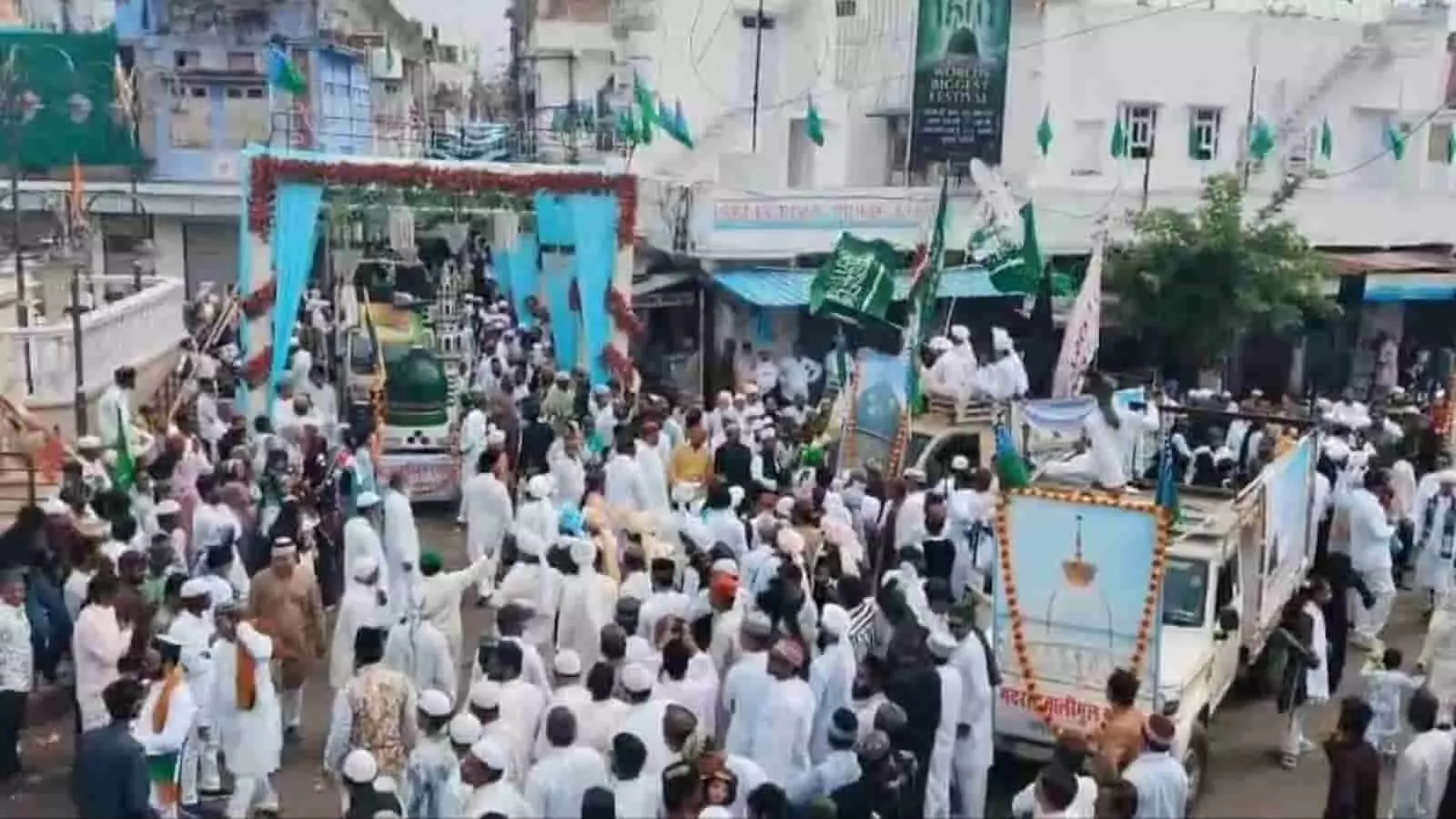 कपासन में ईद मिलादुन्नबी के जुलूस के दौरान सड़कों पर उमड़ी भीड़ और लहराते झंडे। कपासन में ईद मिलादुन्नबी के जुलूस के दौरान सड़कों पर उमड़ी भीड़ और लहराते झंडे।