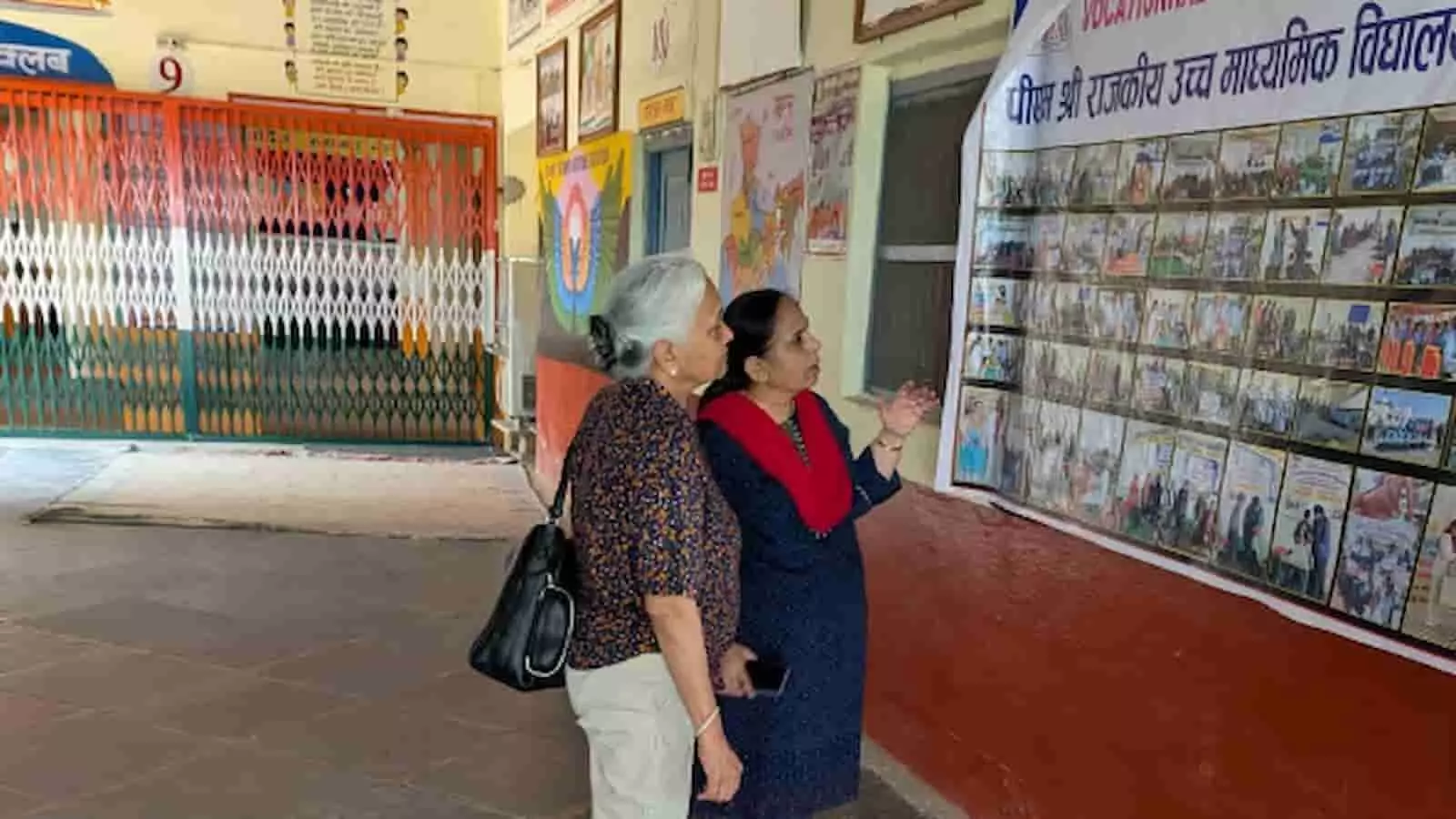 तस्वीर में दो महिलाएं आमेट के राजकीय विद्यालय परिसर में दीवार पर लगी तस्वीरों को देख रही हैं। तस्वीर में दो महिलाएं आमेट के राजकीय विद्यालय परिसर में दीवार पर लगी तस्वीरों को देख रही हैं।