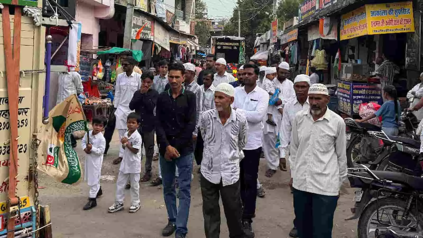 तस्वीर में आकोला बाजार में ईद मिलादुन्नबी के जुलूस में शामिल लोग और बच्चे नजर आ रहे हैं। तस्वीर में आकोला बाजार में ईद मिलादुन्नबी के जुलूस में शामिल लोग और बच्चे नजर आ रहे हैं।