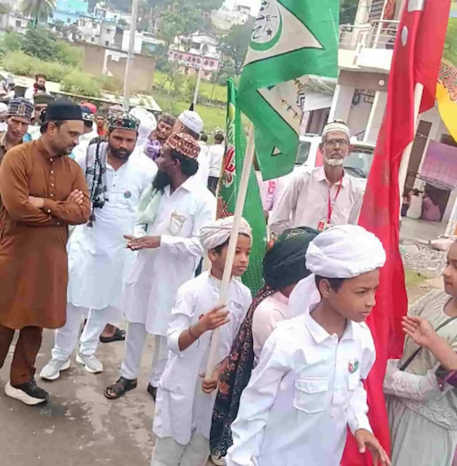 तस्वीर में लसाड़िया में ईद मिलादुन्नबी के जुलूस के दौरान हाथों में झंडे लेकर चलते हुए लोग दिख रहे हैं। तस्वीर में लसाड़िया में ईद मिलादुन्नबी के जुलूस के दौरान हाथों में झंडे लेकर चलते हुए लोग दिख रहे हैं।