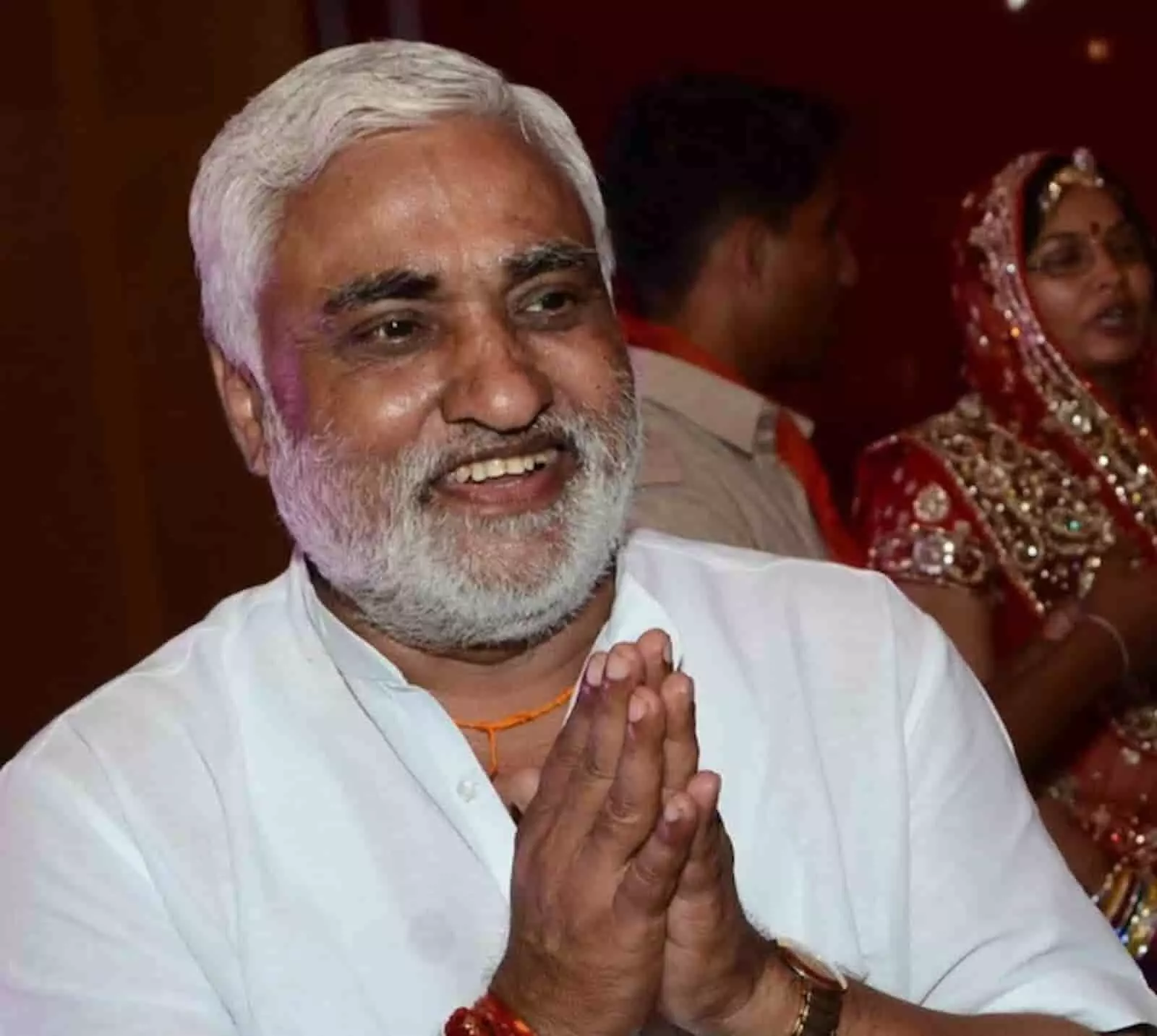 तस्वीर में सफेद वस्त्र पहने नारायण उपाध्याय हाथ जोड़कर खड़े हुए दिखाई दे रहे हैं। तस्वीर में सफेद वस्त्र पहने नारायण उपाध्याय हाथ जोड़कर खड़े हुए दिखाई दे रहे हैं।