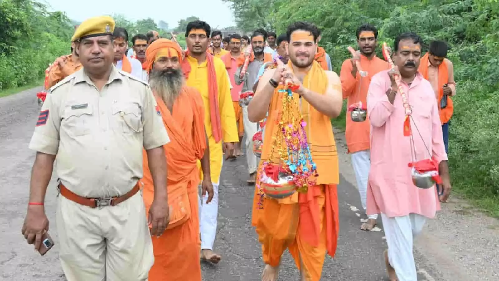 तस्वीर में करौली में कावड़ यात्रा के दौरान कावड़ उठाए आगे बढ़ते शिवभक्त। तस्वीर में करौली में कावड़ यात्रा के दौरान कावड़ उठाए आगे बढ़ते शिवभक्त।