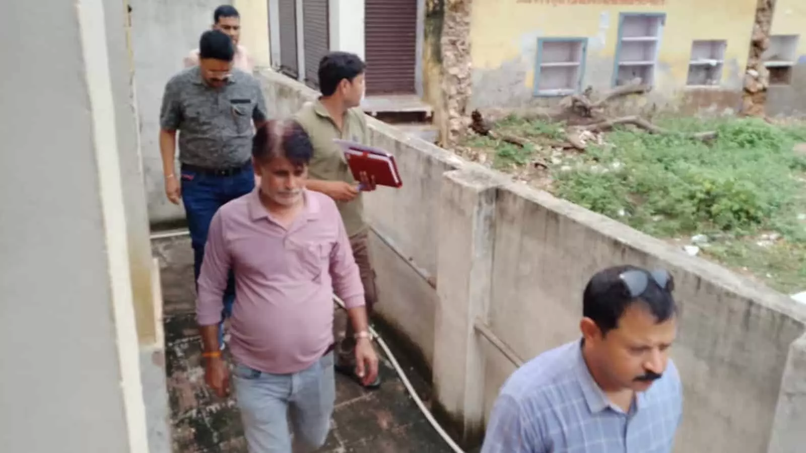 तस्वीर में अधिकारी भुसावर नगर पालिका क्षेत्र के मतदान केंद्र का निरीक्षण कर रहे हैं। तस्वीर में अधिकारी भुसावर नगर पालिका क्षेत्र के मतदान केंद्र का निरीक्षण कर रहे हैं।