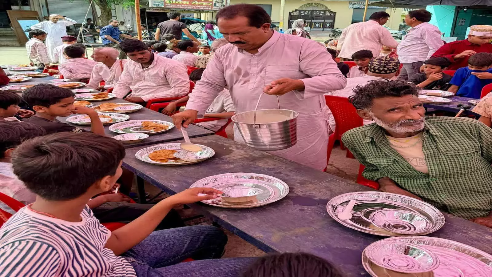 धन्ना तलाई चौराहे टोंक में ईद मिलादुन्नबी पर लंगर में खीर-पूड़ी खाते हुए लोग धन्ना तलाई चौराहे टोंक में ईद मिलादुन्नबी पर लंगर में खीर-पूड़ी खाते हुए लोग