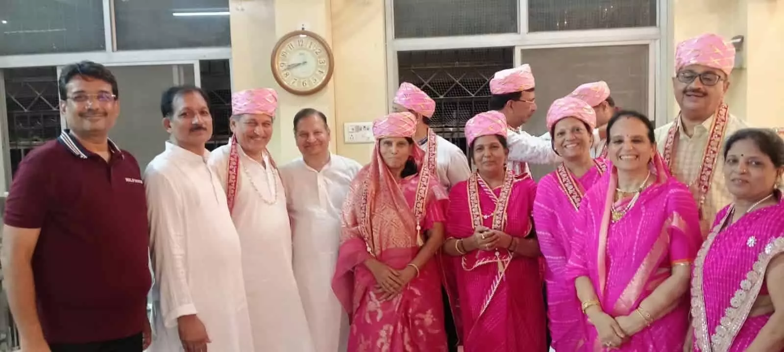 तस्वीर में गुलाबी पगड़ी और दुपट्टे पहने जैन सोशल ग्रुप के लोग मंदिर परिसर में खड़े नजर आ रहे हैं। तस्वीर में गुलाबी पगड़ी और दुपट्टे पहने जैन सोशल ग्रुप के लोग मंदिर परिसर में खड़े नजर आ रहे हैं।