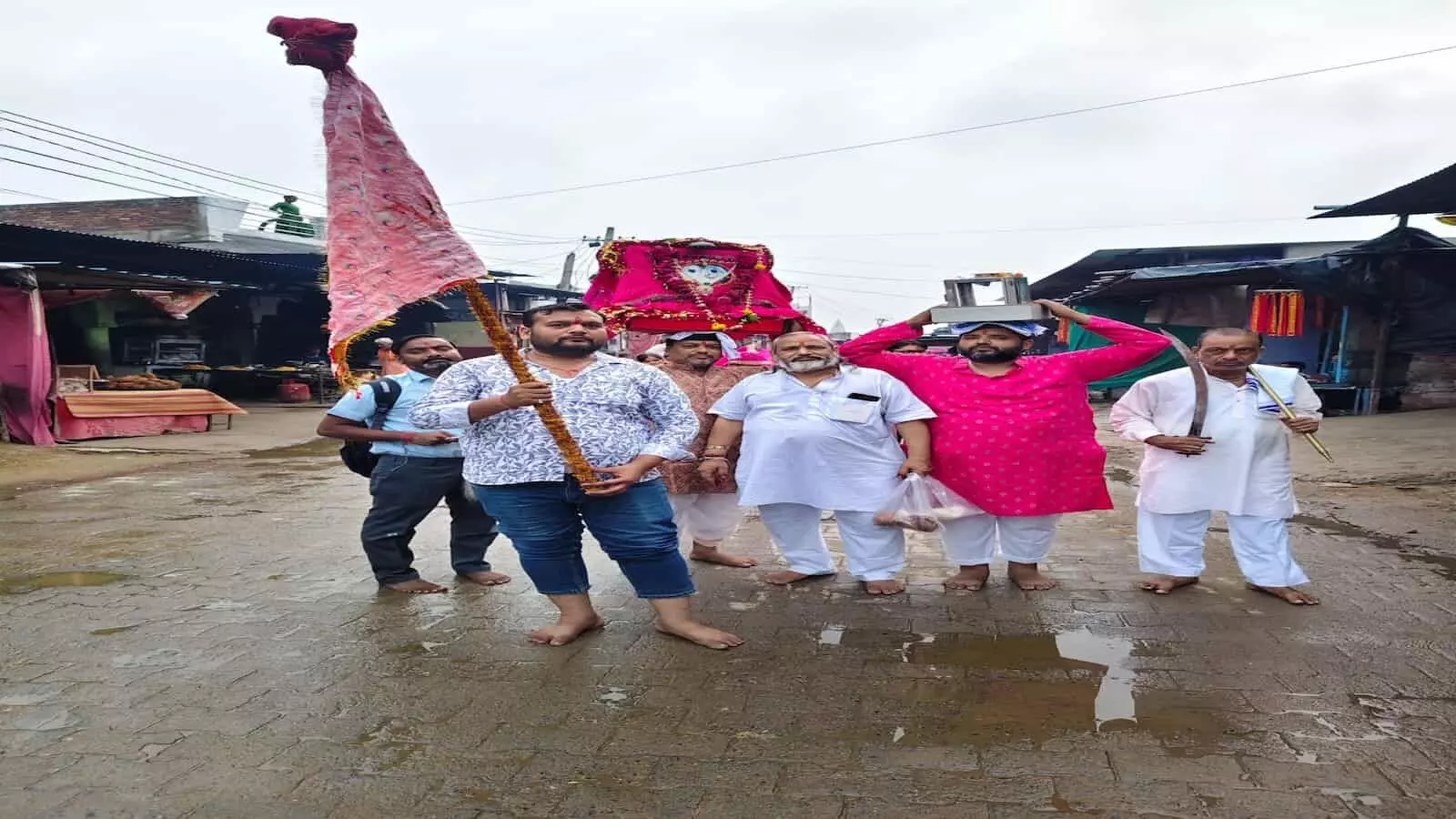हाथों में धार्मिक ध्वज और कलश लिए सड़क पर जुलूस निकालते मां बिजासन समिति के श्रद्धालु। हाथों में धार्मिक ध्वज और कलश लिए सड़क पर जुलूस निकालते मां बिजासन समिति के श्रद्धालु।