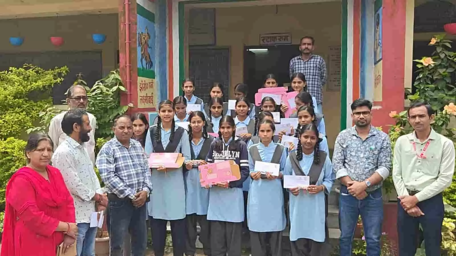 माउंट आबू के विद्यालय में छात्राओं और डाक विभाग के कर्मचारियों की तस्वीर। माउंट आबू के विद्यालय में छात्राओं और डाक विभाग के कर्मचारियों की तस्वीर।