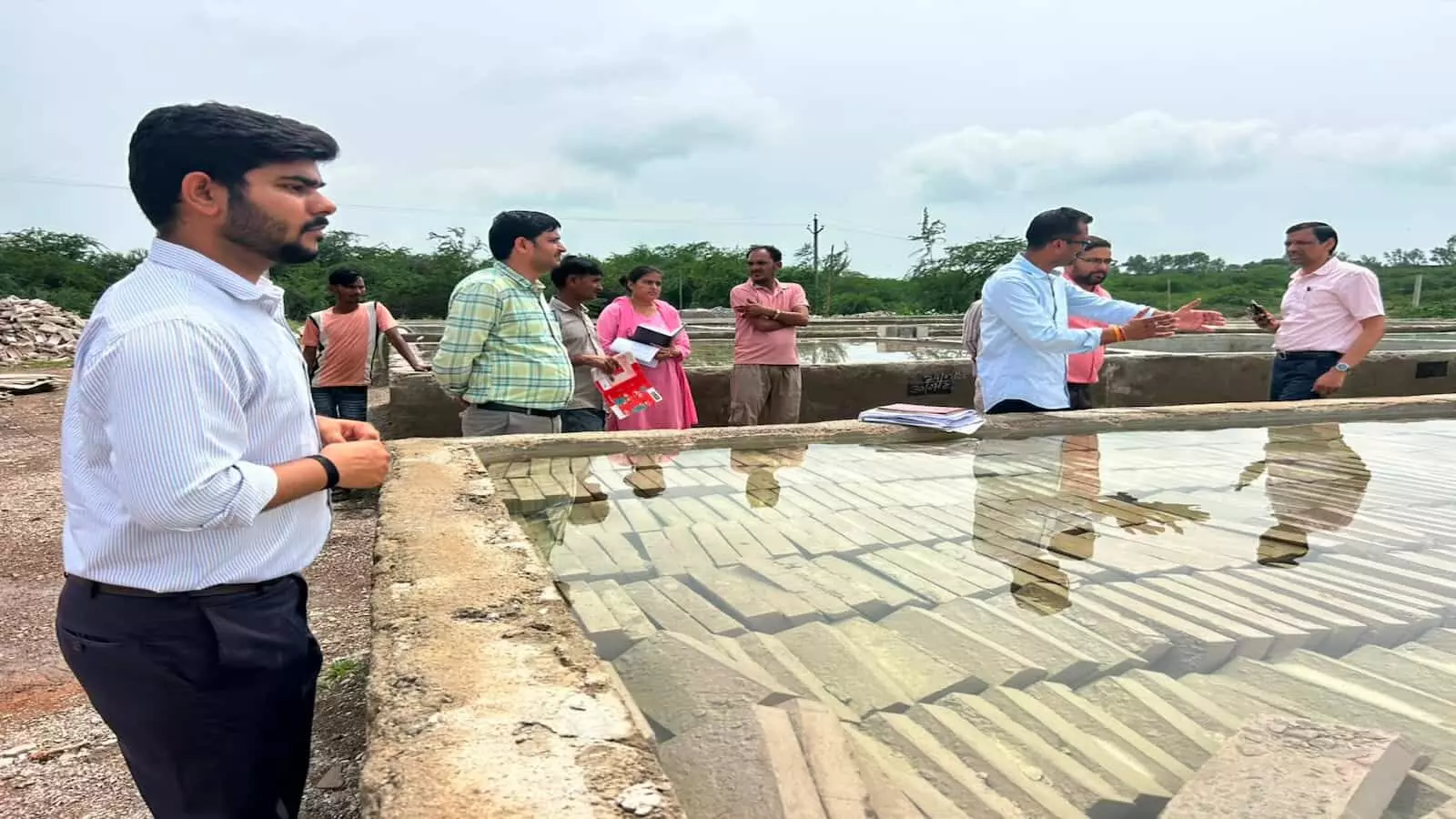 सवाई माधोपुर के सूरवाल बांध क्षेत्र में विकास कार्यों का जायजा लेते जल संसाधन विभाग के अधिकारी। सवाई माधोपुर के सूरवाल बांध क्षेत्र में विकास कार्यों का जायजा लेते जल संसाधन विभाग के अधिकारी।