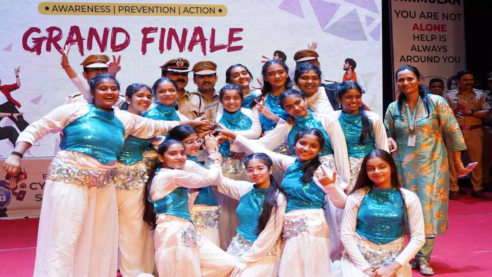 मीरा भाईंदर वसई विरार में पुलिस कमिश्नर निकेत कौशिक की मौजूदगी में नुक्कड़ नाटक प्रस्तुत करते छात्र मीरा भाईंदर वसई विरार में पुलिस कमिश्नर निकेत कौशिक की मौजूदगी में नुक्कड़ नाटक प्रस्तुत करते छात्र
