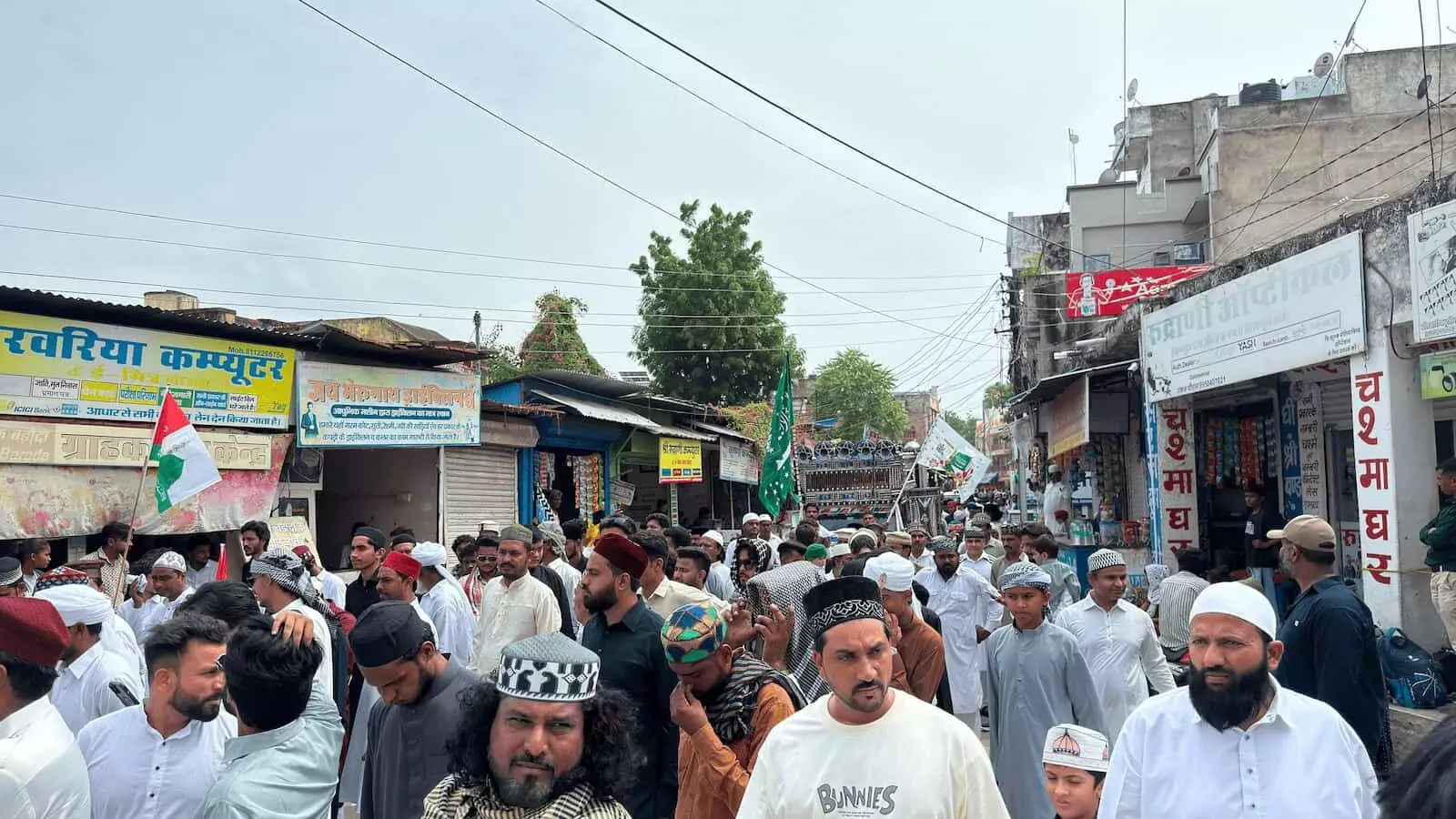 खेरवाड़ा के मुख्य मार्ग पर जुलूस में पैदल चलते मुस्लिम समाज के लोग। खेरवाड़ा के मुख्य मार्ग पर जुलूस में पैदल चलते मुस्लिम समाज के लोग।