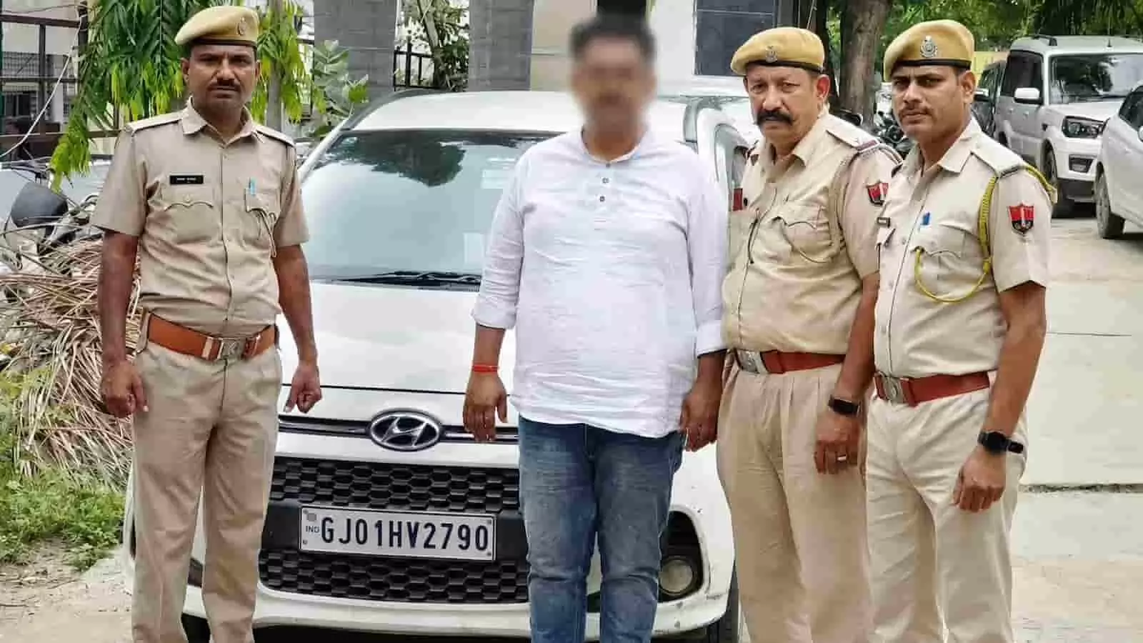 तस्वीर में राजसमंद में गिरफ्तार आरोपी और पुलिसकर्मी एक सफेद कार के सामने खड़े नजर आ रहे हैं। तस्वीर में राजसमंद में गिरफ्तार आरोपी और पुलिसकर्मी एक सफेद कार के सामने खड़े नजर आ रहे हैं।