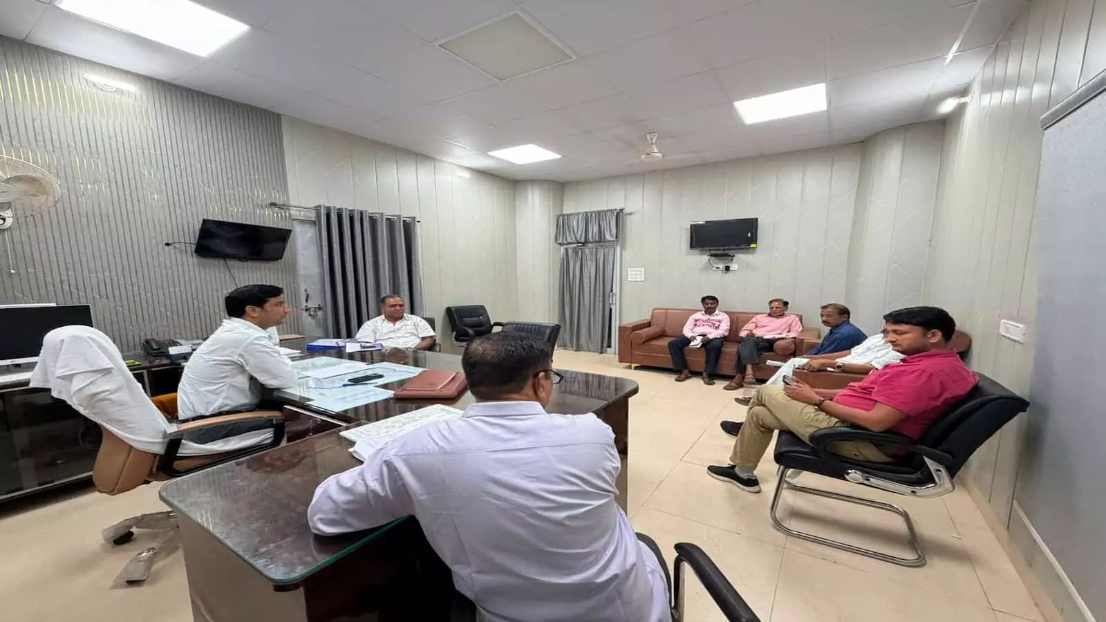 सवाई माधोपुर कलेक्ट्रेट परिसर में रिटर्निंग अधिकारी और राजनीतिक दलों के प्रतिनिधि बैठक करते हुए। सवाई माधोपुर कलेक्ट्रेट परिसर में रिटर्निंग अधिकारी और राजनीतिक दलों के प्रतिनिधि बैठक करते हुए।