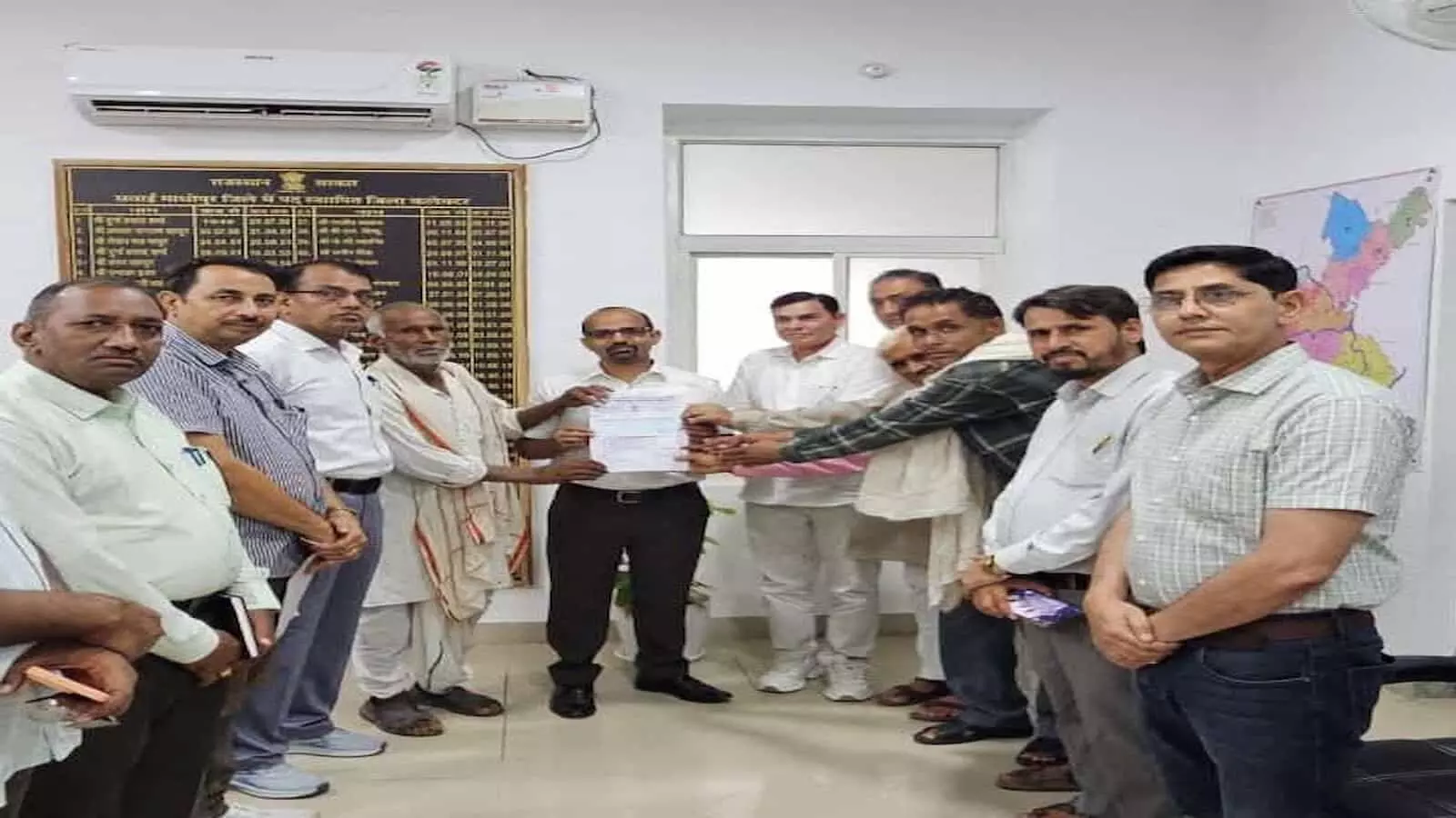 कार्यालय में जिला कलक्टर और शिक्षा अधिकारियों को स्कूल विकास का चैक सौंपते ग्रामीण। कार्यालय में जिला कलक्टर और शिक्षा अधिकारियों को स्कूल विकास का चैक सौंपते ग्रामीण।