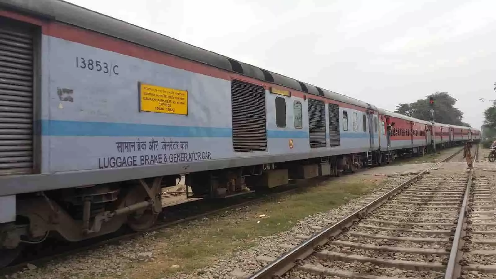 रेलवे ट्रैक पर खड़ी ट्रेन का कोच लखनऊ और बाराबंकी स्टेशन के पास दिख रहा है। रेलवे ट्रैक पर खड़ी ट्रेन का कोच लखनऊ और बाराबंकी स्टेशन के पास दिख रहा है।