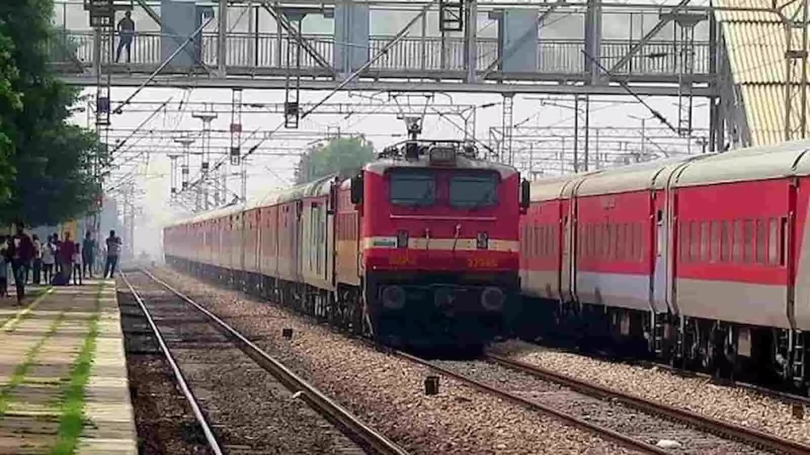तस्वीर में रेलवे ट्रैक पर खड़ी ट्रेन और प्लेटफार्म पर यात्री नजर आ रहे हैं। तस्वीर में रेलवे ट्रैक पर खड़ी ट्रेन और प्लेटफार्म पर यात्री नजर आ रहे हैं।